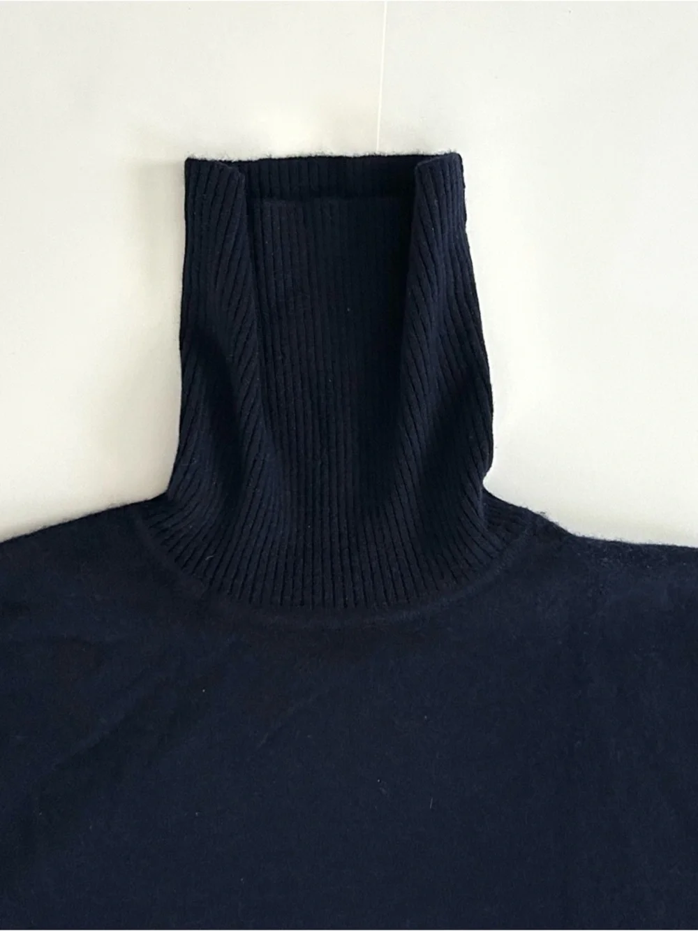 Qi Cashmere Turtleneck Sweater - Size L - Mens - Picture 4 of 12